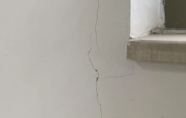 墻皮開(kāi)裂脫落怎么辦？