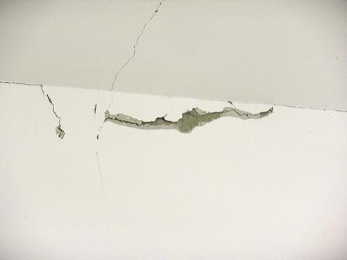 墻面開(kāi)裂、發(fā)霉怎么辦？